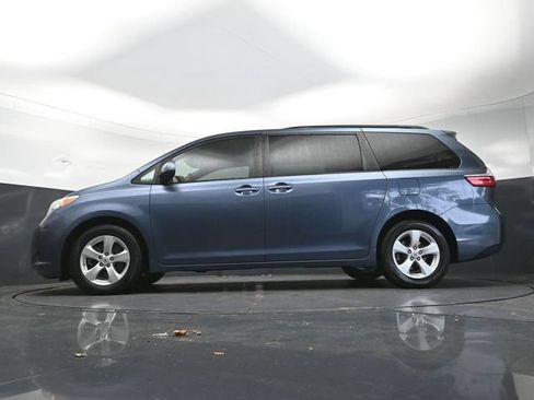 Used 2017 Toyota Sienna LE FWD image 32
