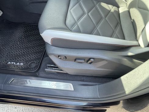Used 2024 Volkswagen Atlas Peak Edition SE AWD/4WD image 19