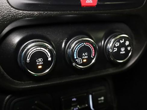 Used 2017 Jeep Renegade Latitude image 23