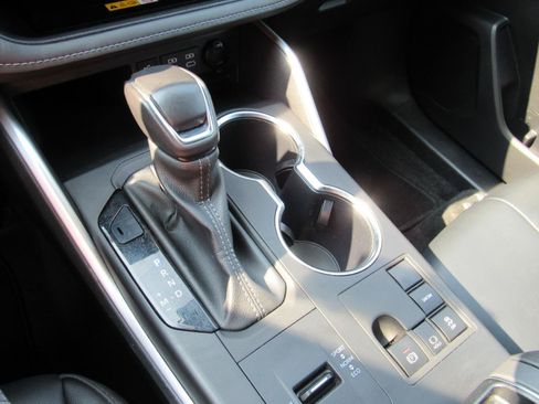 Used 2024 Toyota Highlander XSE FWD image 7