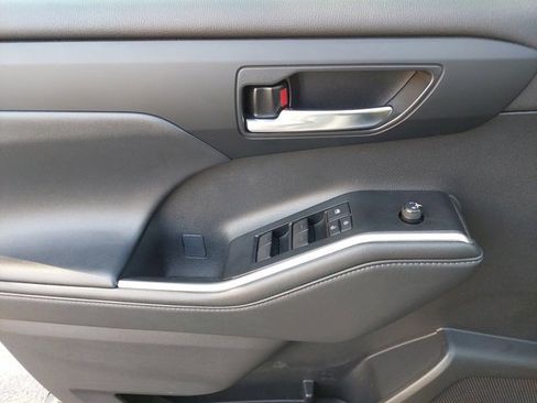 Used 2022 Toyota Highlander XLE image 40