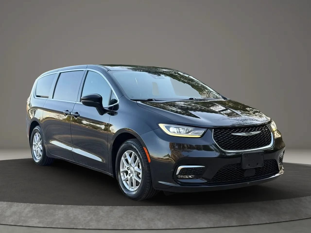 Used 2024 Chrysler Pacifica Touring FWD image 8