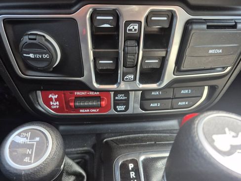 Used 2024 Jeep Wrangler Unlimited Rubicon image 12