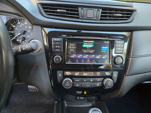 Used 2018 Nissan Rogue SV image 19