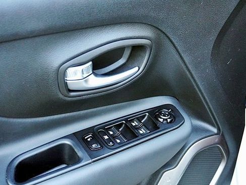 Certified 2022 Jeep Renegade Latitude image 23