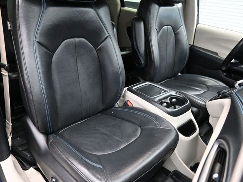 Used 2021 Chrysler Pacifica Touring-L image 37