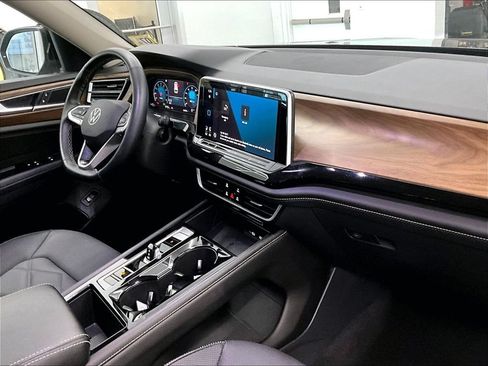 Used 2025 Volkswagen Atlas SE AWD/4WD image 14