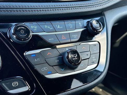Used 2020 Chrysler Pacifica Limited image 16