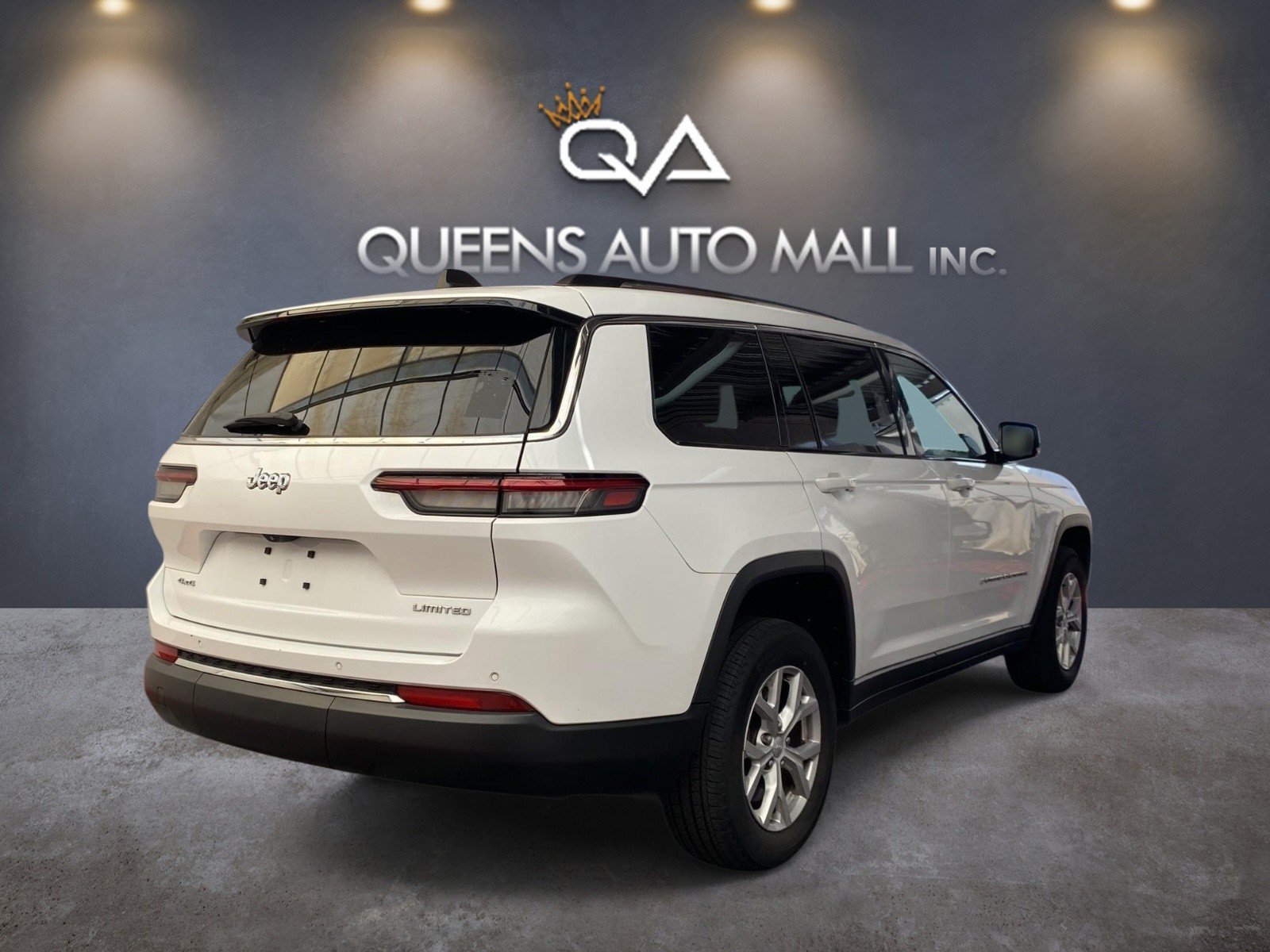 Used 2023 Jeep Grand Cherokee L Limited AWD/4WD image 6