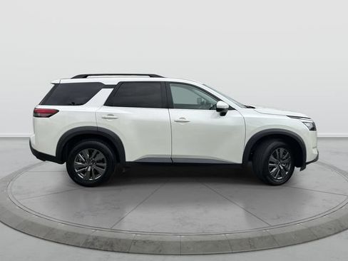 Certified 2024 Nissan Pathfinder SV FWD image 3
