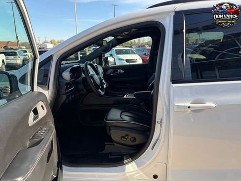 Used 2025 Chrysler Pacifica Limited FWD image 11