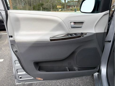 Used 2015 Toyota Sienna XLE Premium image 10