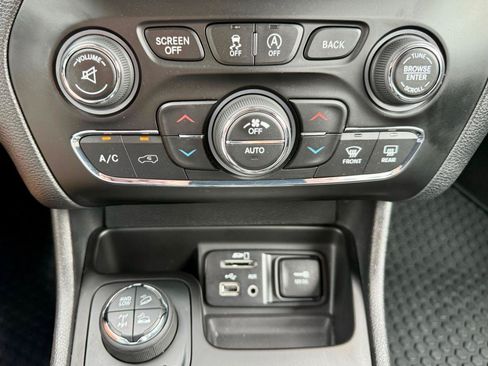 Used 2017 Jeep Cherokee Trailhawk w/ Comfort/Convenience Group AWD/4WD image 27