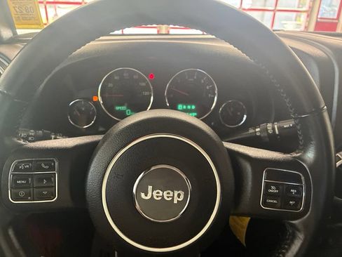 Used 2017 Jeep Wrangler Unlimited Rubicon w/ Cold Weather Group AWD/4WD image 40
