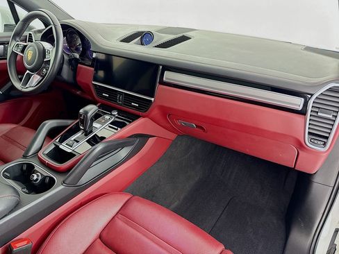 Certified 2023 Porsche Cayenne Platinum Edition image 33