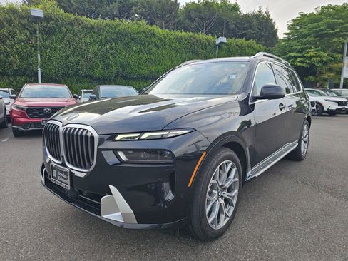 Used 2025 BMW X7 xDrive40i AWD/4WD image 3