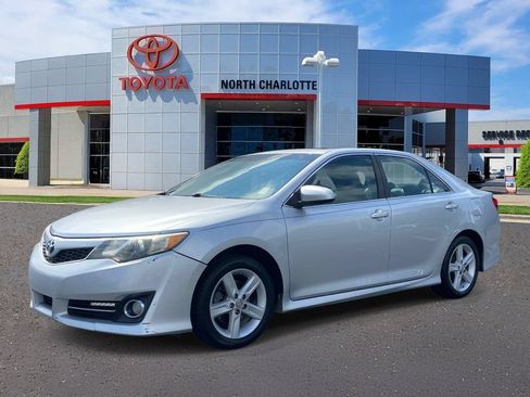 Used 2012 Toyota Camry SE w/ Leather Pkg FWD image 3