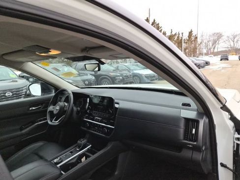 Used 2024 Nissan Pathfinder SL w/ Black Appearance Package image 11