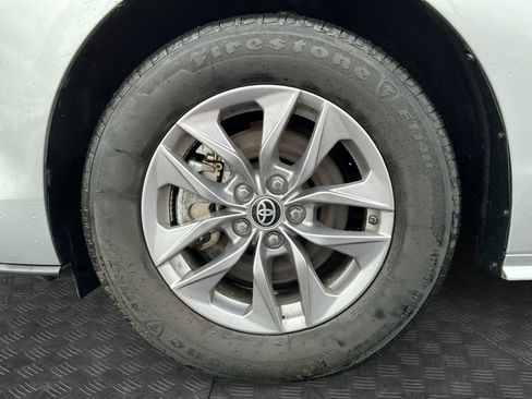 Used 2025 Toyota Sienna XLE image 16