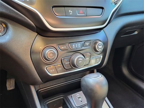 Used 2020 Jeep Cherokee Latitude Plus image 10