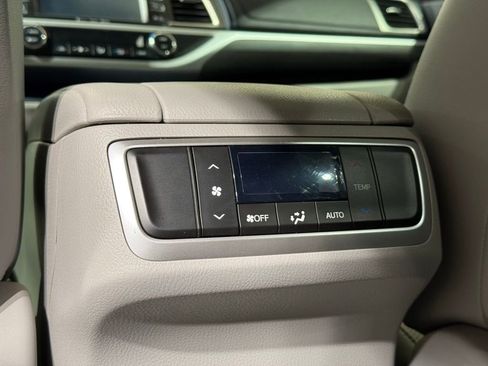 Used 2019 Toyota Highlander Limited FWD image 22