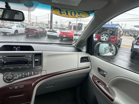 Used 2014 Toyota Sienna XLE image 22