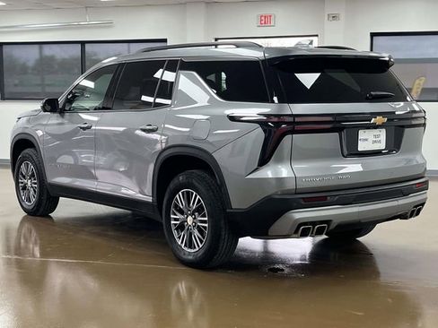 Used 2024 Chevrolet Traverse LT image 7
