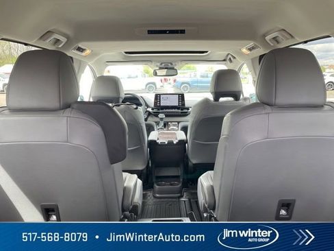 Used 2024 Toyota Sienna XLE FWD image 21