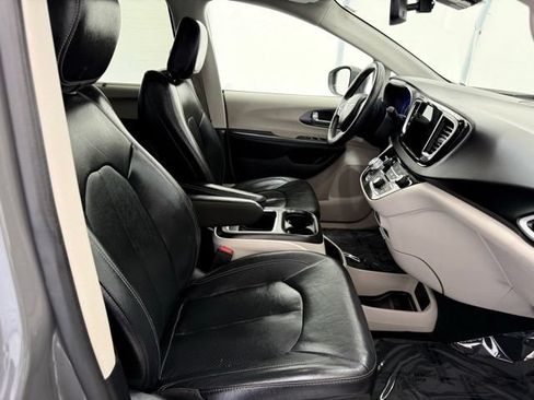 Used 2022 Chrysler Pacifica Touring-L FWD image 21