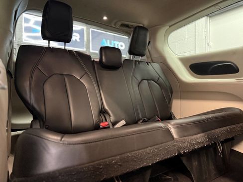 Used 2020 Chrysler Voyager Lxi image 10