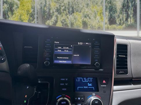 Used 2018 Toyota Sienna LE FWD image 16