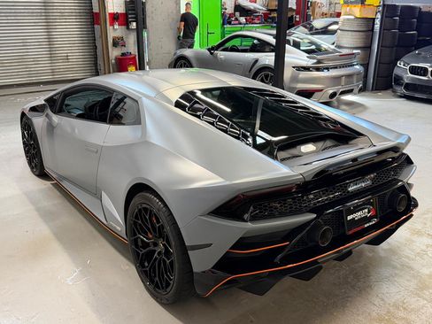 Used 2022 Lamborghini Huracan EVO RWD image 11