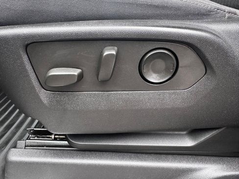 Used 2023 Chevrolet Silverado 1500 LT AWD/4WD image 18