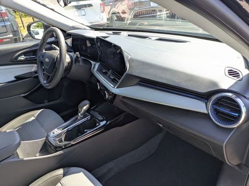 Used 2025 Chevrolet Trax LT FWD image 35