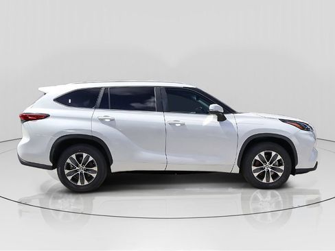 Used 2023 Toyota Highlander XLE FWD image 8