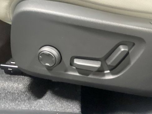 Certified 2025 Volvo XC40 B5 Ultra image 12