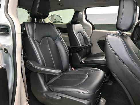 Used 2024 Chrysler Pacifica Select image 44