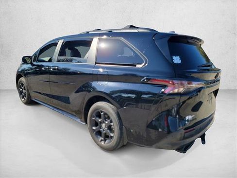 Used 2025 Toyota Sienna XLE Woodland Edition image 7