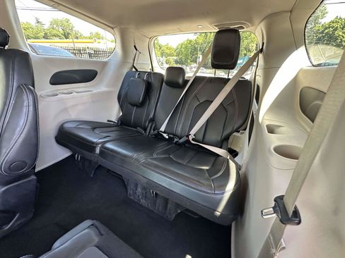 Used 2023 Chrysler Pacifica Touring-L FWD image 19