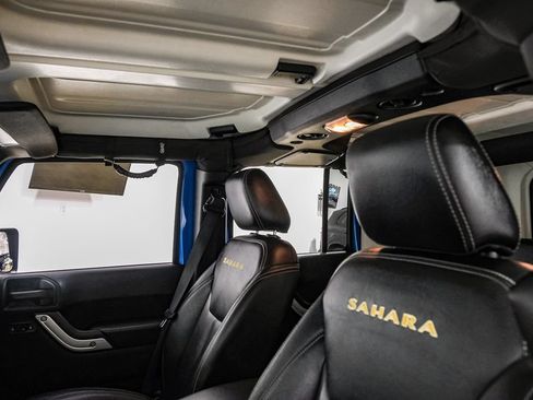 Used 2015 Jeep Wrangler Unlimited Sahara w/ Connectivity Group AWD/4WD image 27
