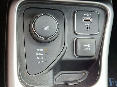 Used 2021 Jeep Compass Latitude w/ Driver Assistance Group AWD/4WD image 24