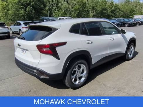 Used 2024 Chevrolet Trax LS w/ LS Convenience Package FWD image 8