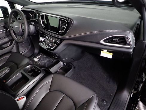 New 2026 Chrysler Pacifica Select w/ S Appearance Package image 32