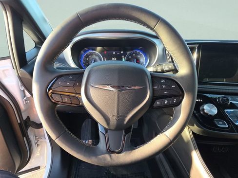 Used 2025 Chrysler Pacifica Limited FWD image 23