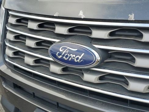 Used 2017 Ford Explorer XLT w/ Equipment Group 202A image 5