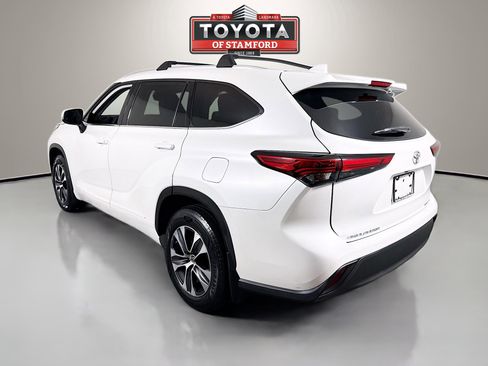 Certified 2022 Toyota Highlander XLE image 5