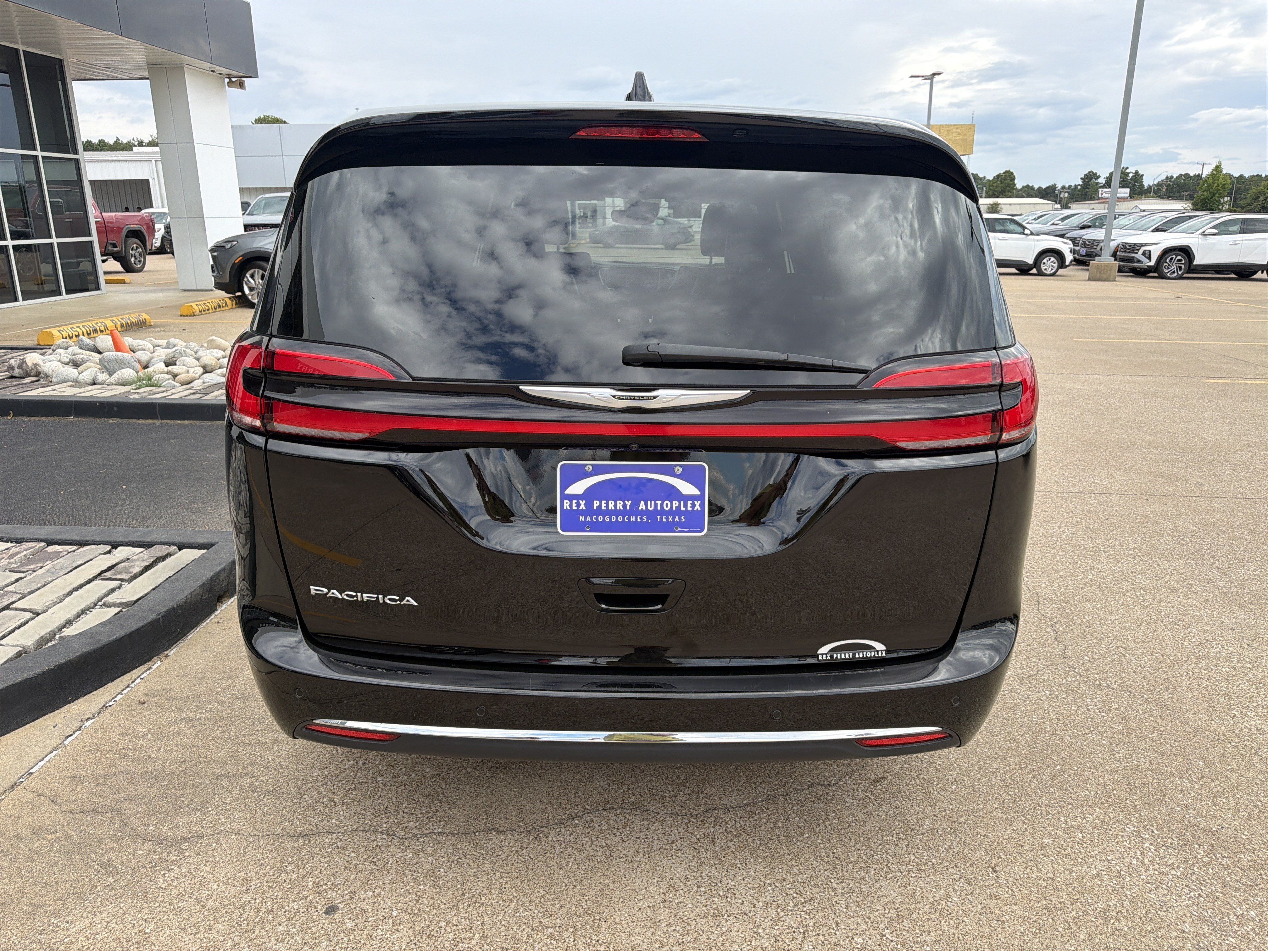 Used 2025 Chrysler Pacifica Select FWD image 28