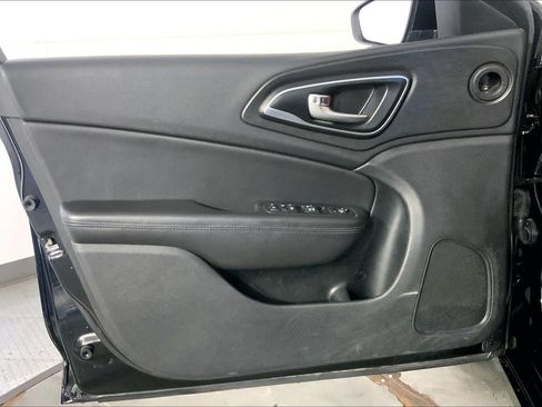 Used 2017 Chrysler 200 Limited Platinum w/ Mopar Interior Package FWD image 24