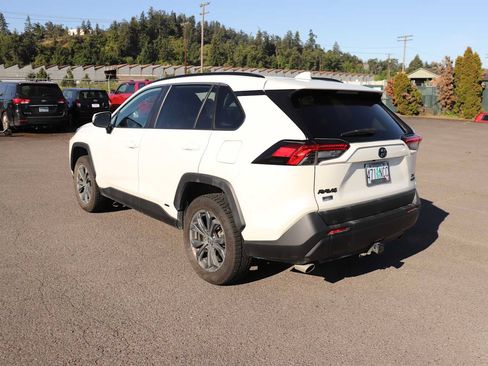 Used 2022 Toyota RAV4 XLE Premium AWD/4WD image 7
