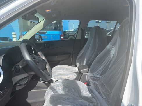 Used 2025 Hyundai Venue Limited FWD image 13